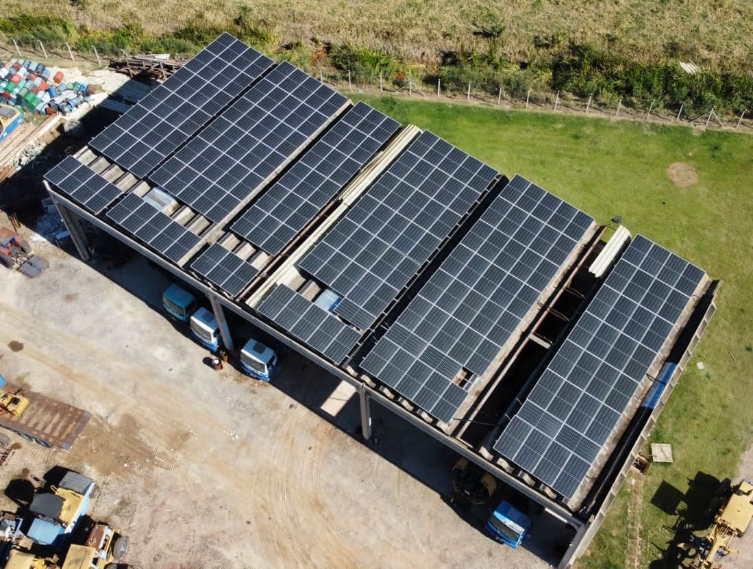 Usina solar industrial sobre cobertura — Jundiaí / SP